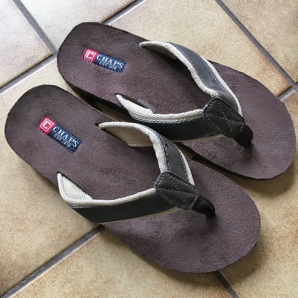 CHAPS Men’s Flip Flop Sandals Brown & Tan Memory Foam Size L (10-11) NWOT